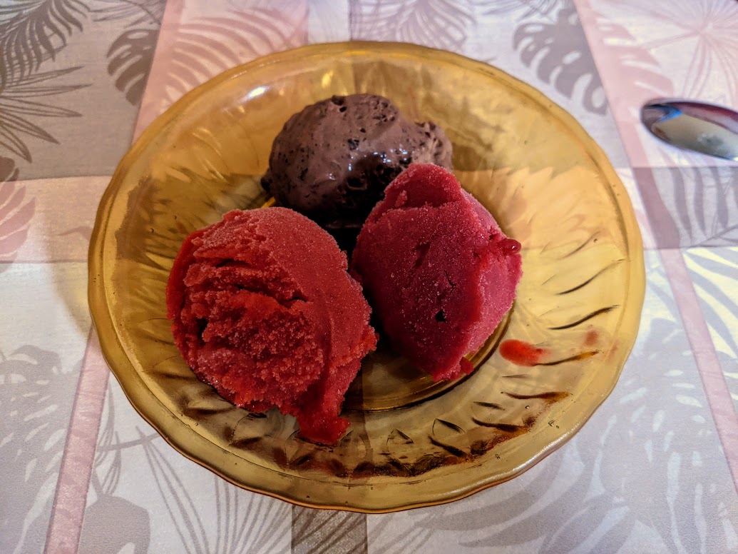 Sorbets à la fraise, à la framboise, et glace au chocolat