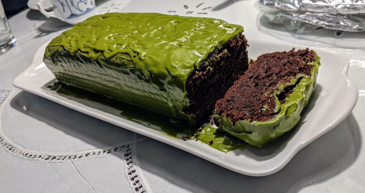 Gâteau au chocolat et sésame noirs avec un glaçage au matcha