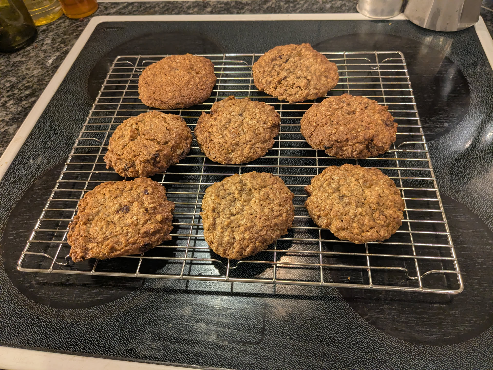 Cookies aux flocons d'avoine et aux raisins posés sur une grille.