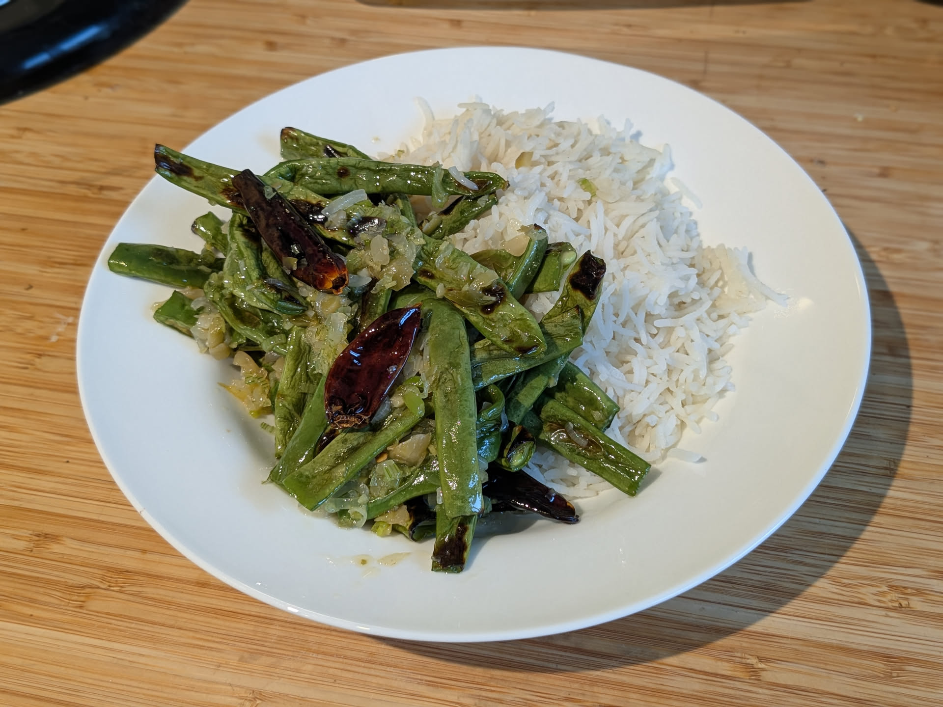Haricots verts grillés sichuanais avec du riz