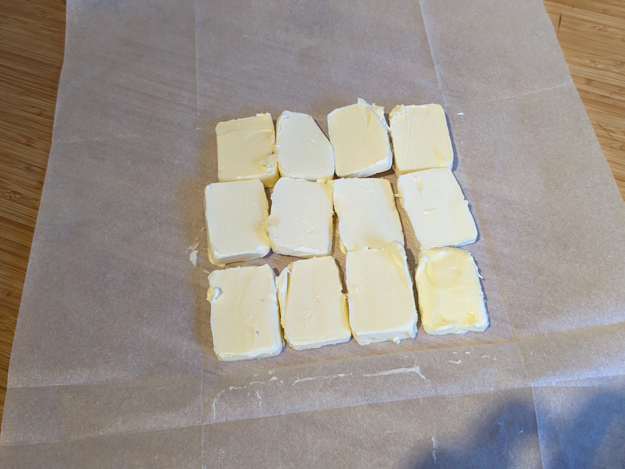 Beurre disposé sur du papier sulfurisé pré-plié