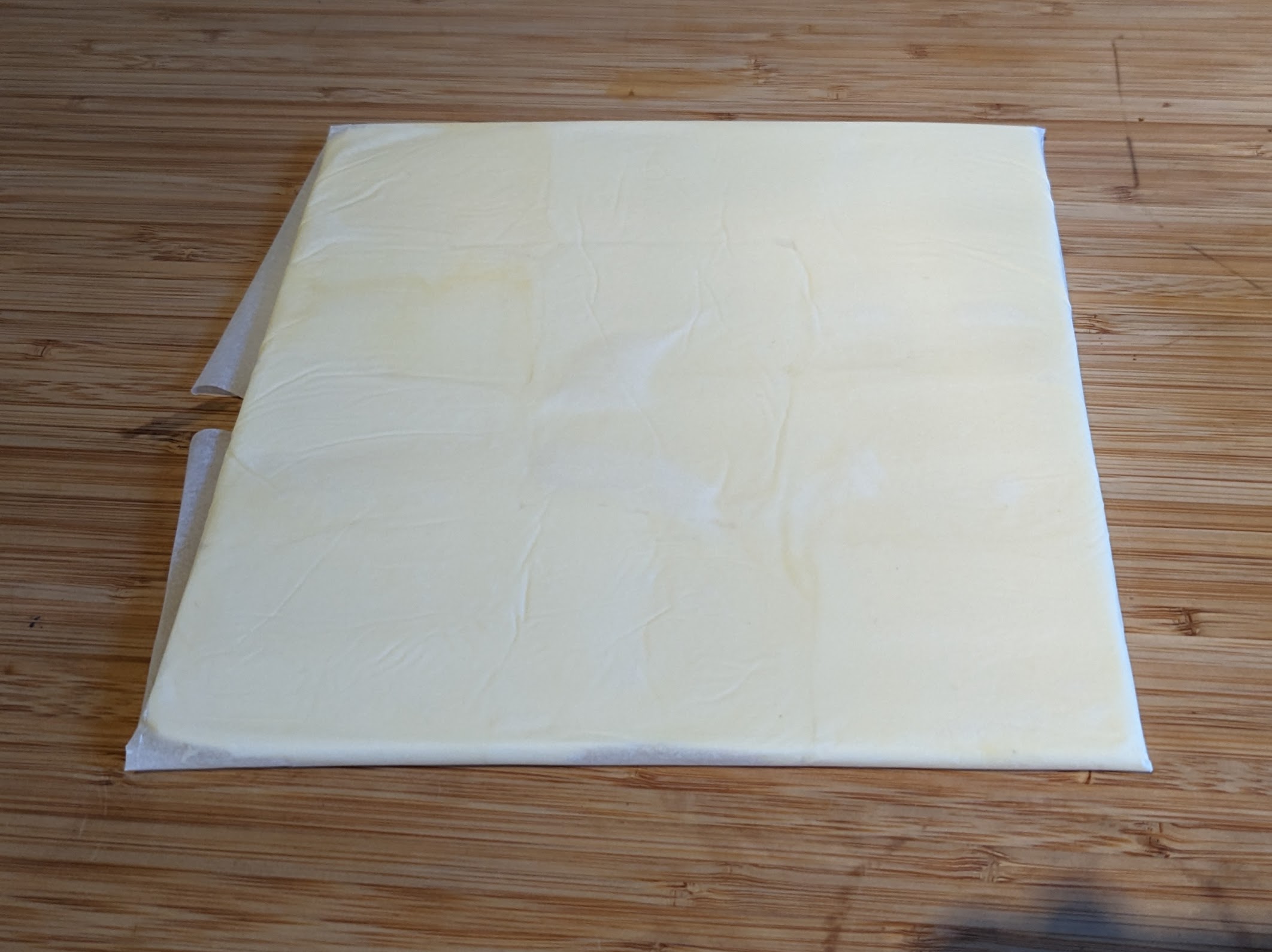 Plaque de beurre dans du papier sulfurisé plié