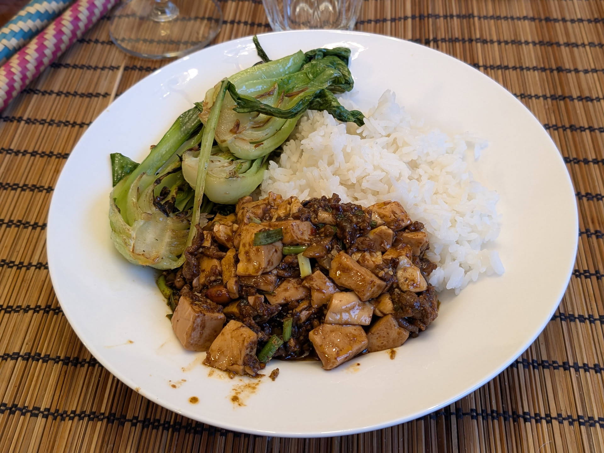 Mapo tofu avec des pakchoï poêlés et du riz