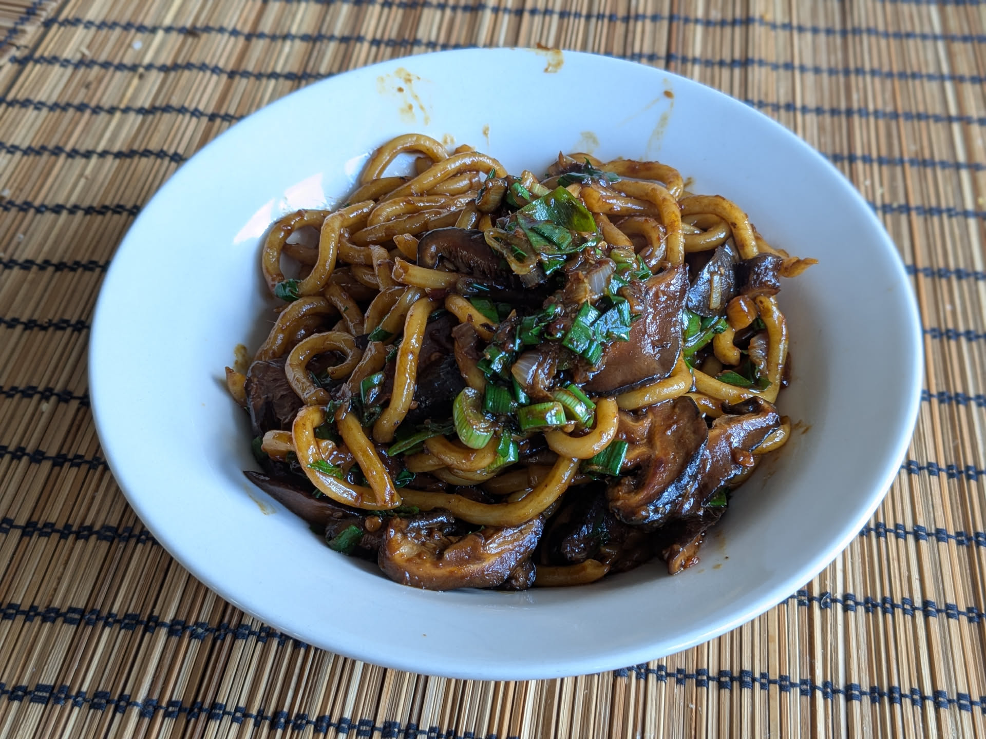 Un bol de nouilles udon sautées aux champignons
