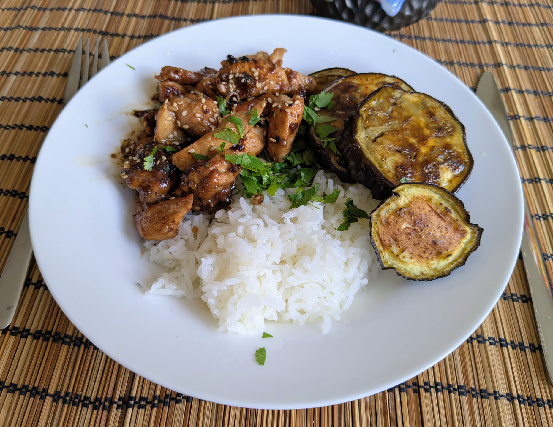 Poulet à la citronnelle, accompagné de riz et de tranches d'aubergines rôties