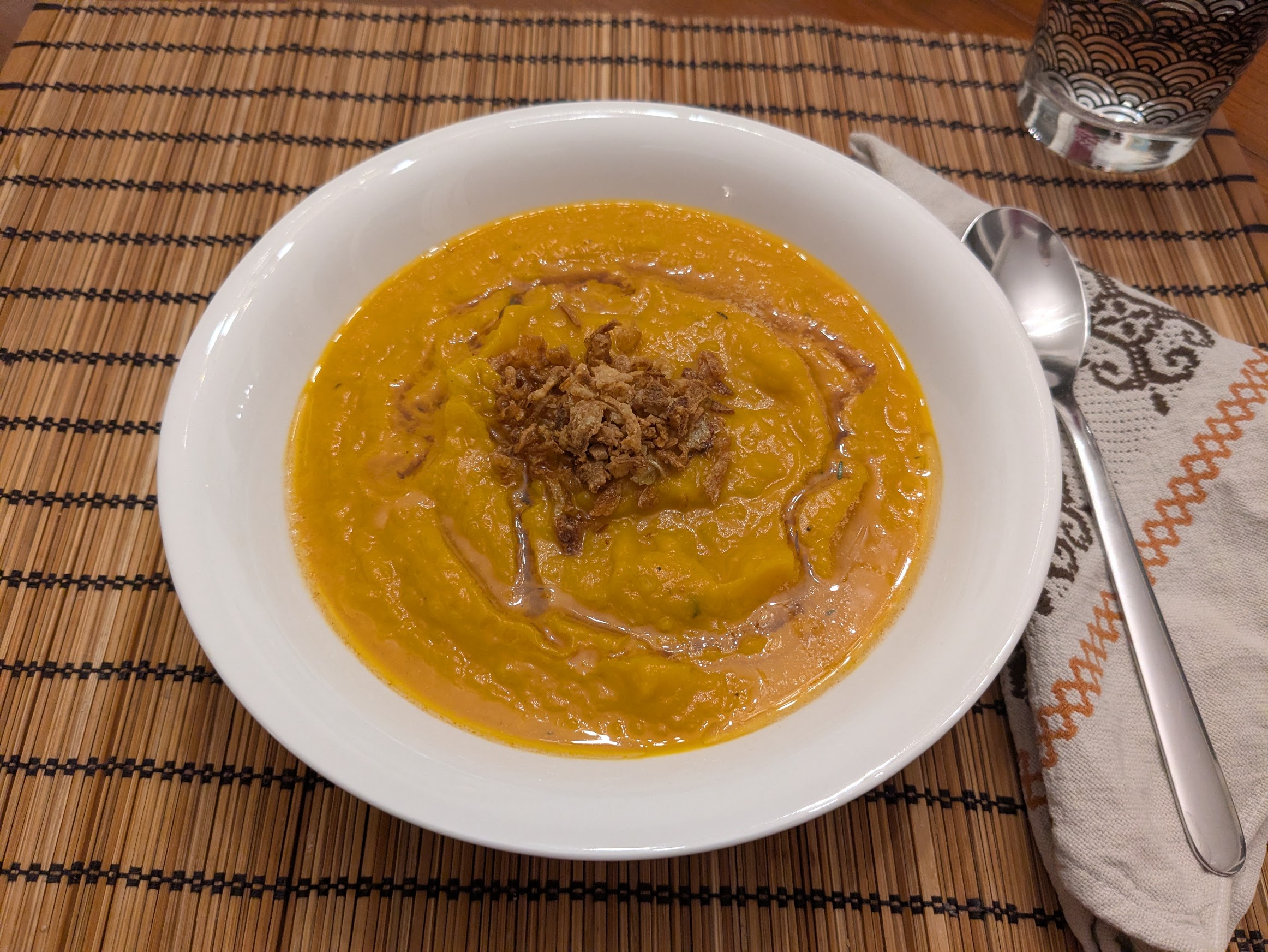 Un bol de soupe de potiron rôti, avec des